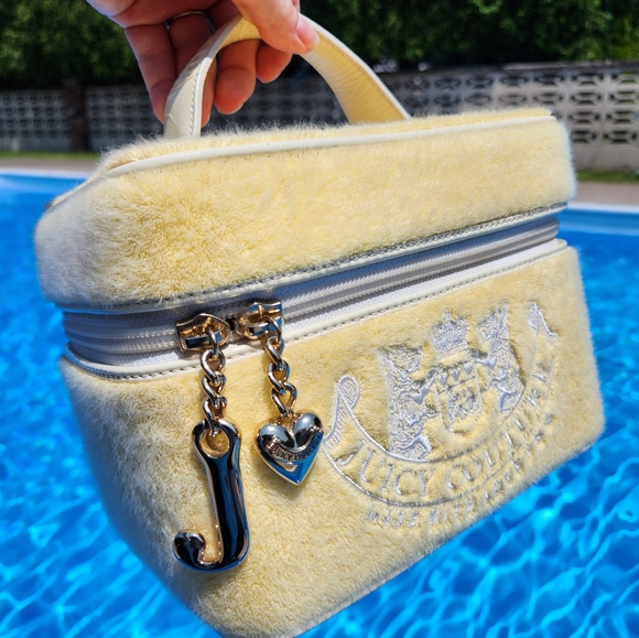 SOLD  Juicy Couture Train Case Cosmetic Case Travel Bag - Picture 10 of 14